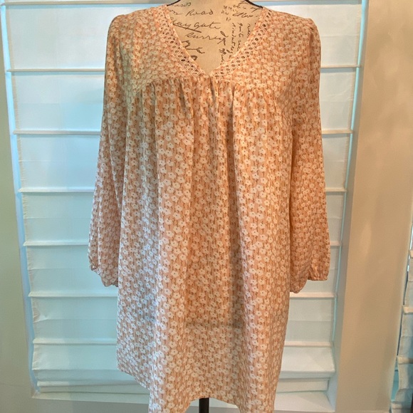 Tops - V neck flower top